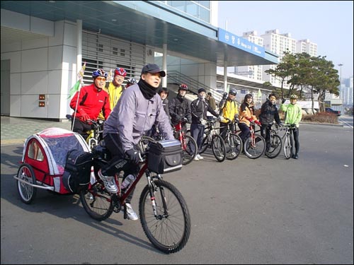 출발 직전 망우역 앞에 일렬로 늘어선 사람들. 